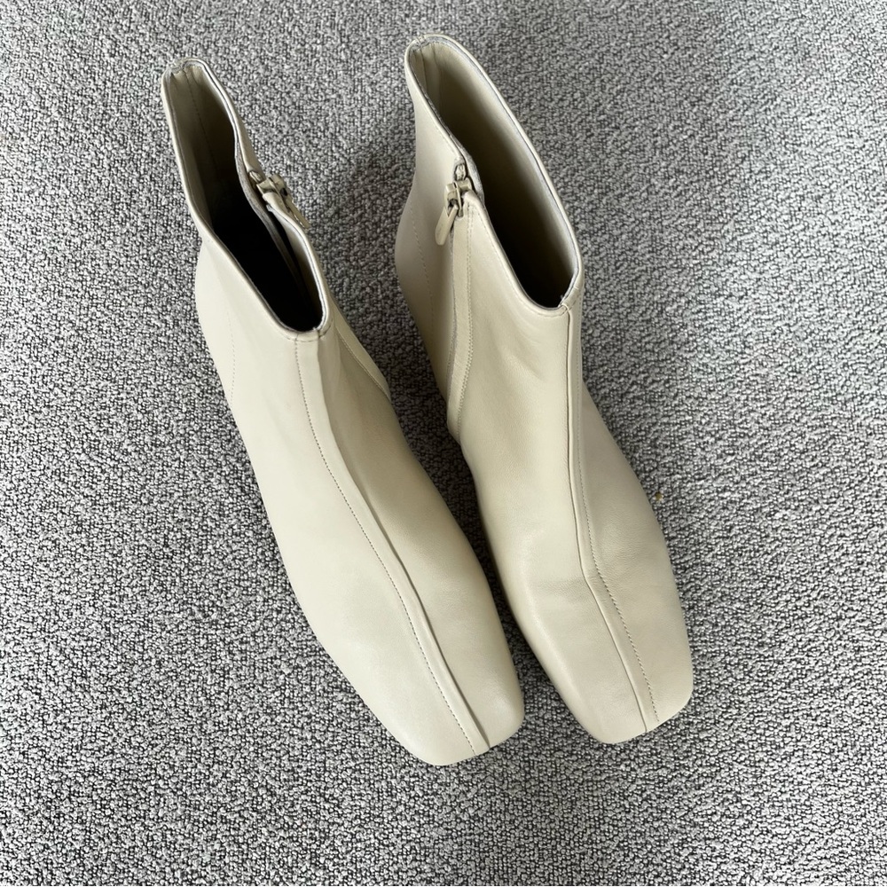 Vince cream Ravenna booties 9.5 euc